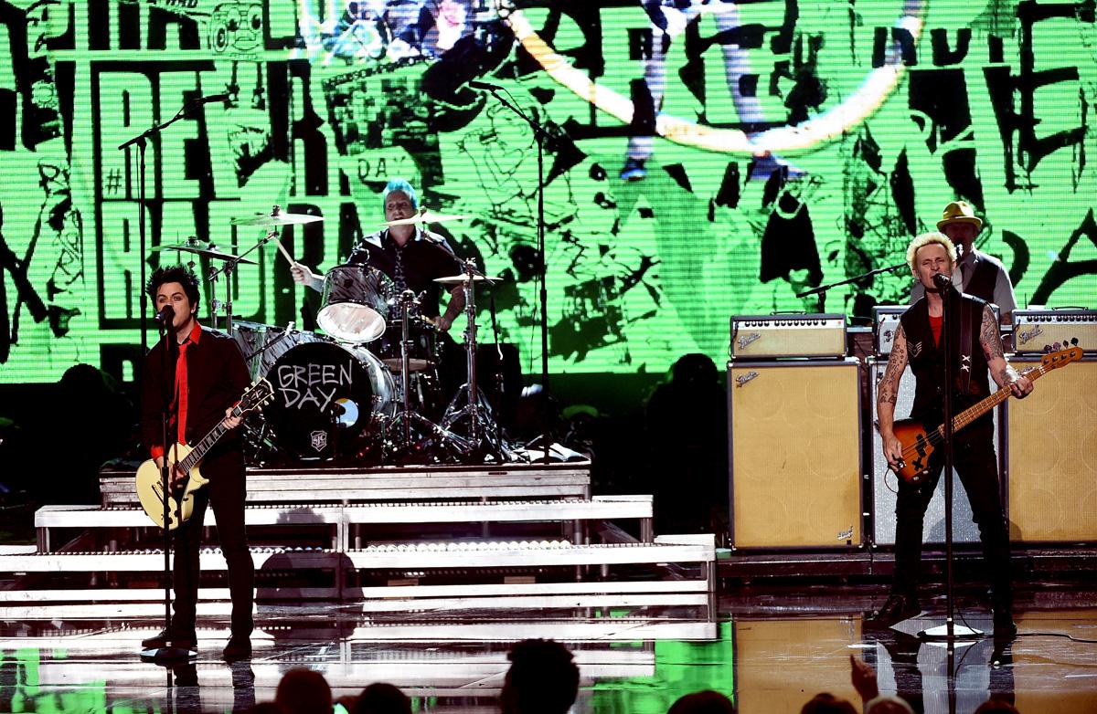 Suara Lantang Green Day di American Music Awards 2016 2 “No Trump, no KKK, no fascist USA”. Layaknya pemandu sorak Billie memimpin chant ini dengan perulangan sebanyak 6 kali. (KEVIN WINTER/GETTY IMAGES)