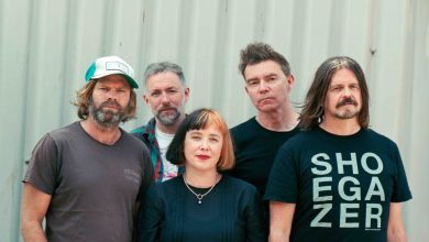 Apa itu shoegaze, band Slowdive berfoto bersama dan salah satu personel memakai kaus bertuliskan Shoegazer