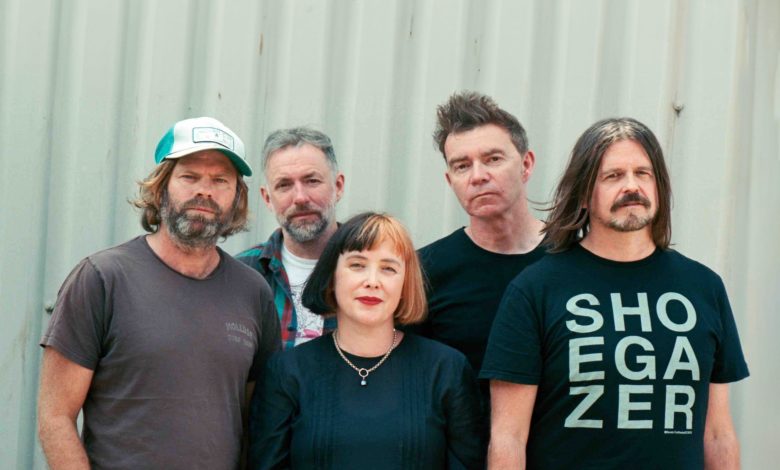 Apa itu shoegaze, band Slowdive berfoto bersama dan salah satu personel memakai kaus bertuliskan Shoegazer