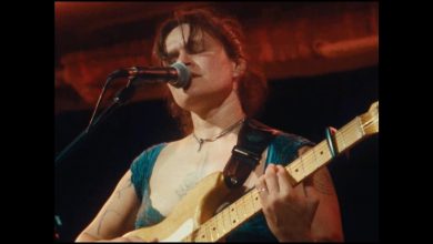 Big Thief tampil live di Opera House at 7A Ranch, Wimberley, Texas