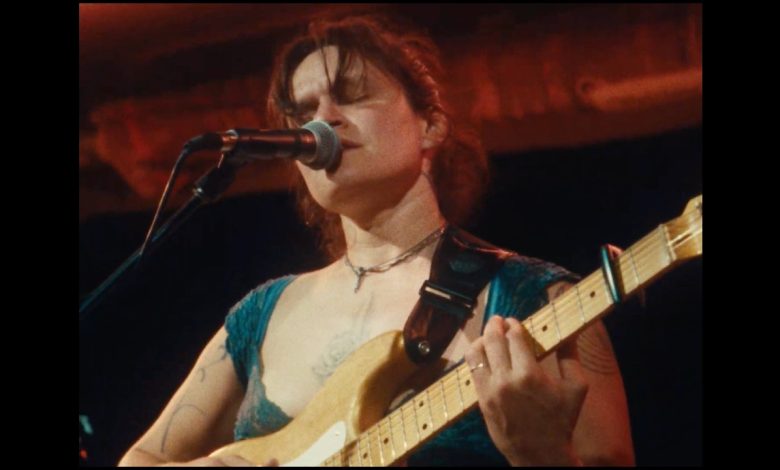 Big Thief Buka Live Archive, Sepuluh Konser Gratis yang Bisa Kamu Racik Jadi Setlist Sendiri 1 Big Thief tampil live di Opera House at 7A Ranch, Wimberley, Texas