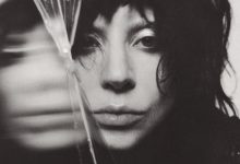 Lagu halloween dark pop, foto resmi hitam putih Lady Gaga di balik kaca yang retak
