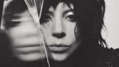 13 Lagu Dark Pop untuk Malam Halloween 1 Lagu halloween dark pop, foto resmi hitam putih Lady Gaga di balik kaca yang retak