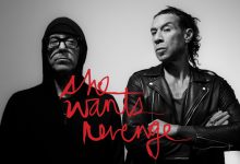 Duo She Wants Revenge dalam foto pers hitam putih dengan logo merah